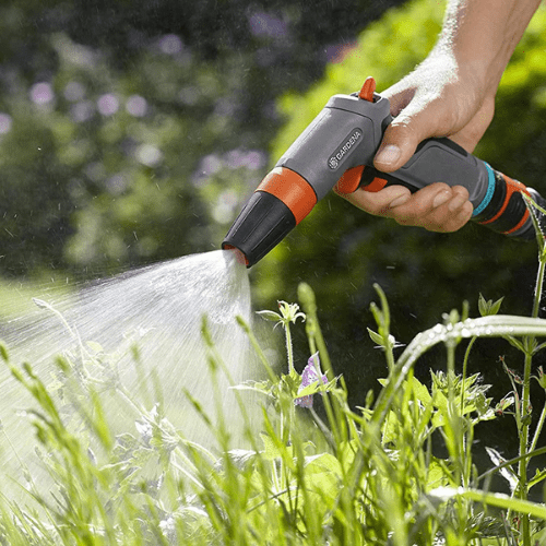 Die Reinigungspritze von Gardena beim Bewässern von Blumen