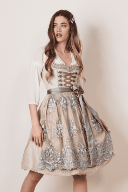 Frau im Dirndl